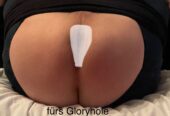 Er stellt seinen engen Arsch größerer Herrenrunde im Gloryhole oder Fickbox zur Verfügung