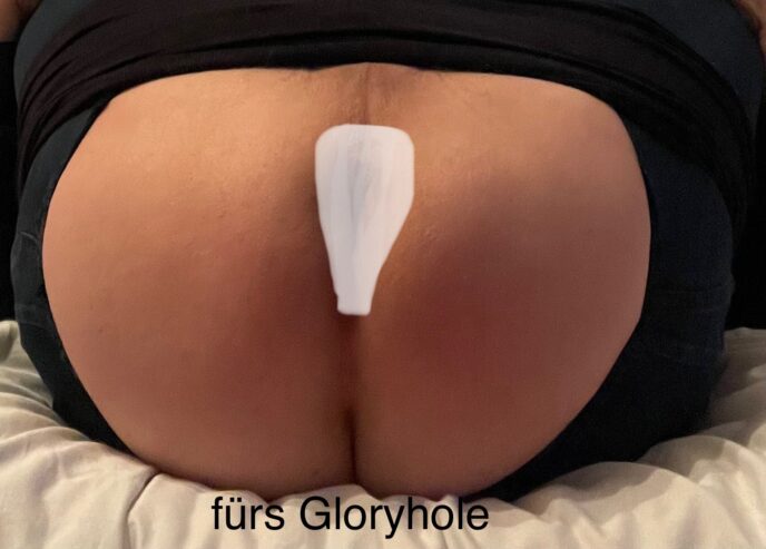 Er stellt seinen engen Arsch größerer Herrenrunde im Gloryhole oder Fickbox zur Verfügung