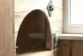 Er stellt seinen engen Arsch größerer Herrenrunde im Gloryhole oder Fickbox zur Verfügung