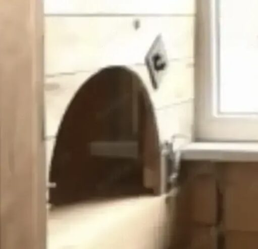 Er stellt seinen engen Arsch größerer Herrenrunde im Gloryhole oder Fickbox zur Verfügung