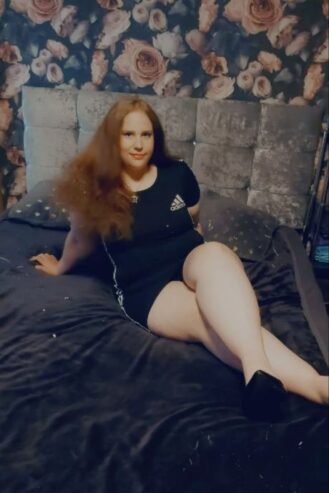 Girl macht für jeden Beine breit