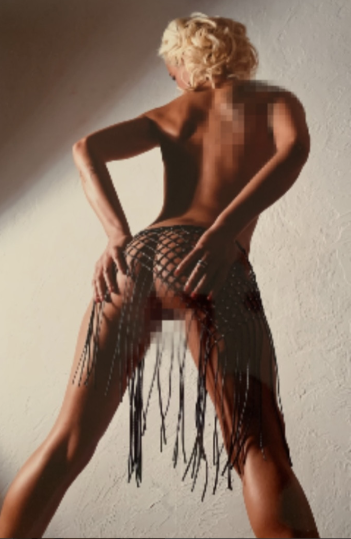 Attraktive 25J. schlank, aber super Popo, jederzeit 3-Loch bereit