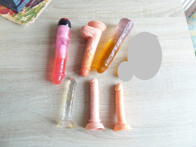 Paar vekauft  von ihr oder ihm benutzte Dildos