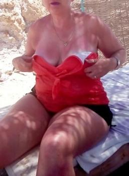 reife Ehefrau – Dreiloch Dame möchte gefickt werden