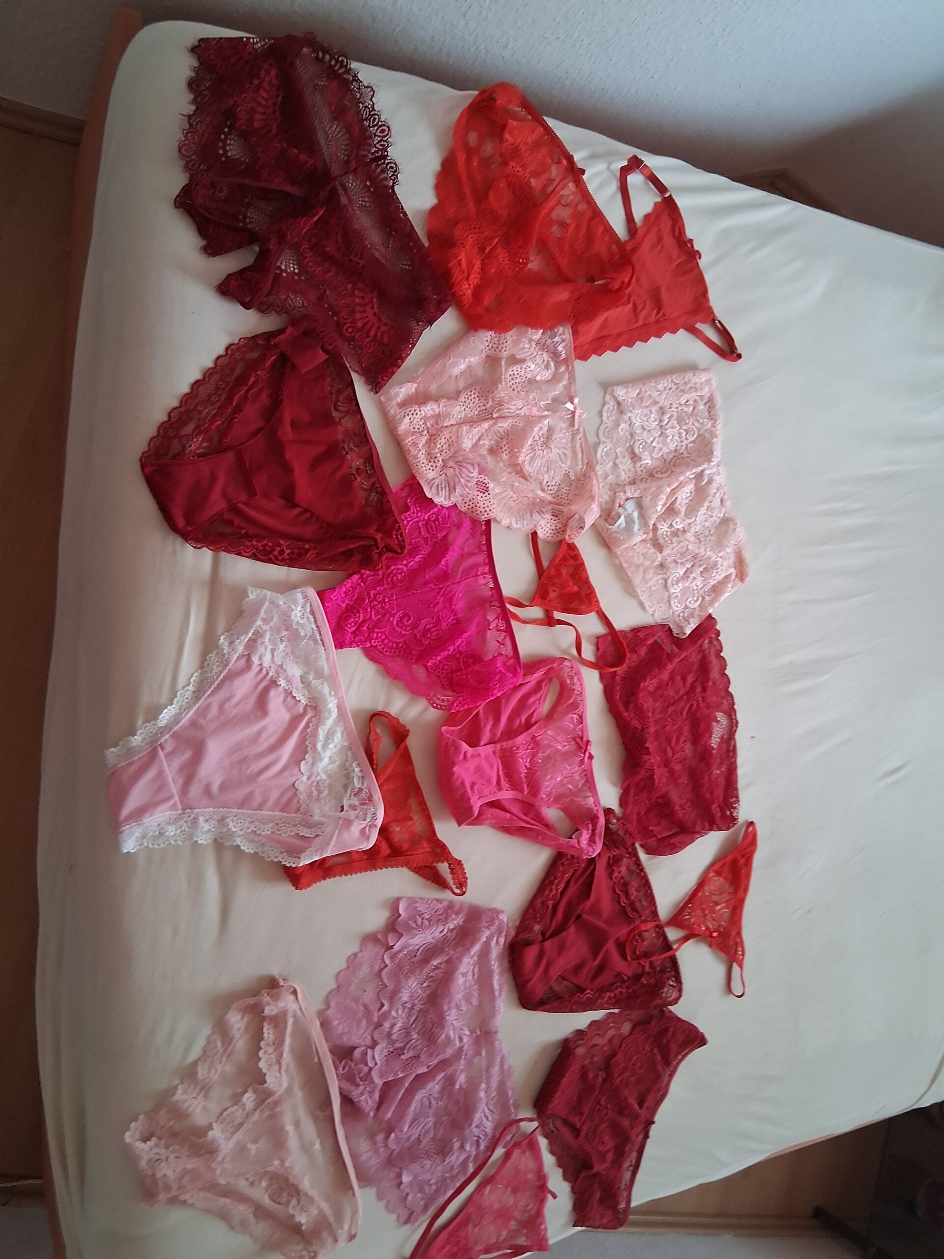 Paar bietet  Slip von ihr oder von ihm getragen ,benutzte Dildos