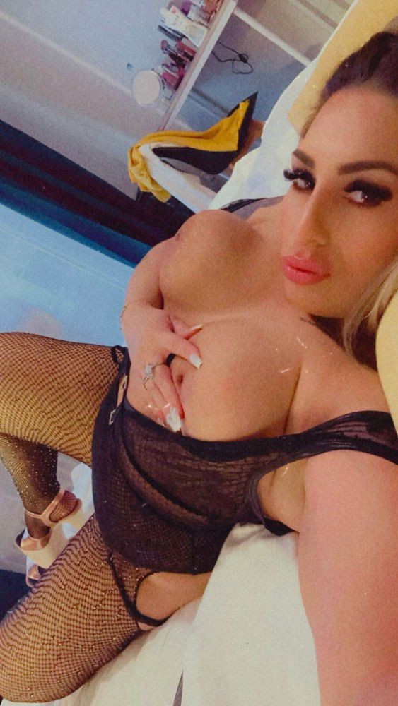 3-Loch Dienstmädchen will die Sahne direkt von Mann schlecken