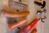 Paar bietet benutzte Dildos an