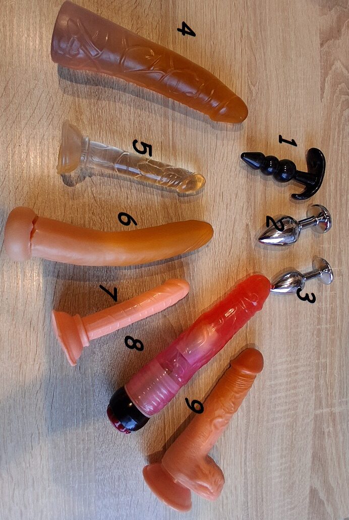 Paar bietet benutzte Dildos an