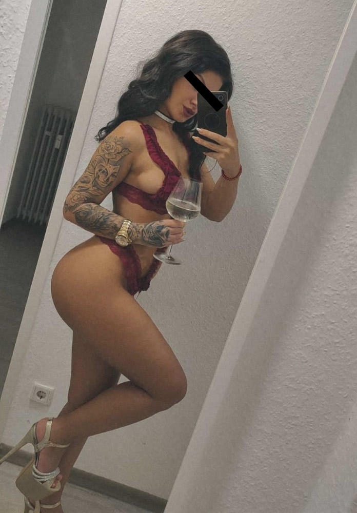 Gerade frisch rasiert, ganz blank für direkten Spaß!