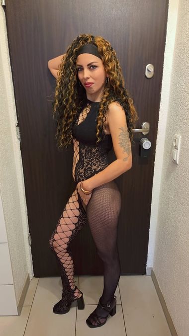 Skinny Kira besuchbar für Sexabenteuer