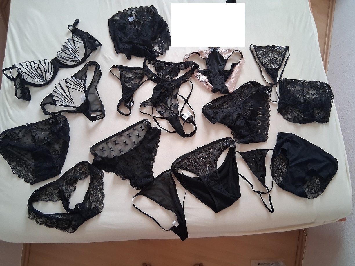 Paar bietet getragene Slips und andere Sexysachen an