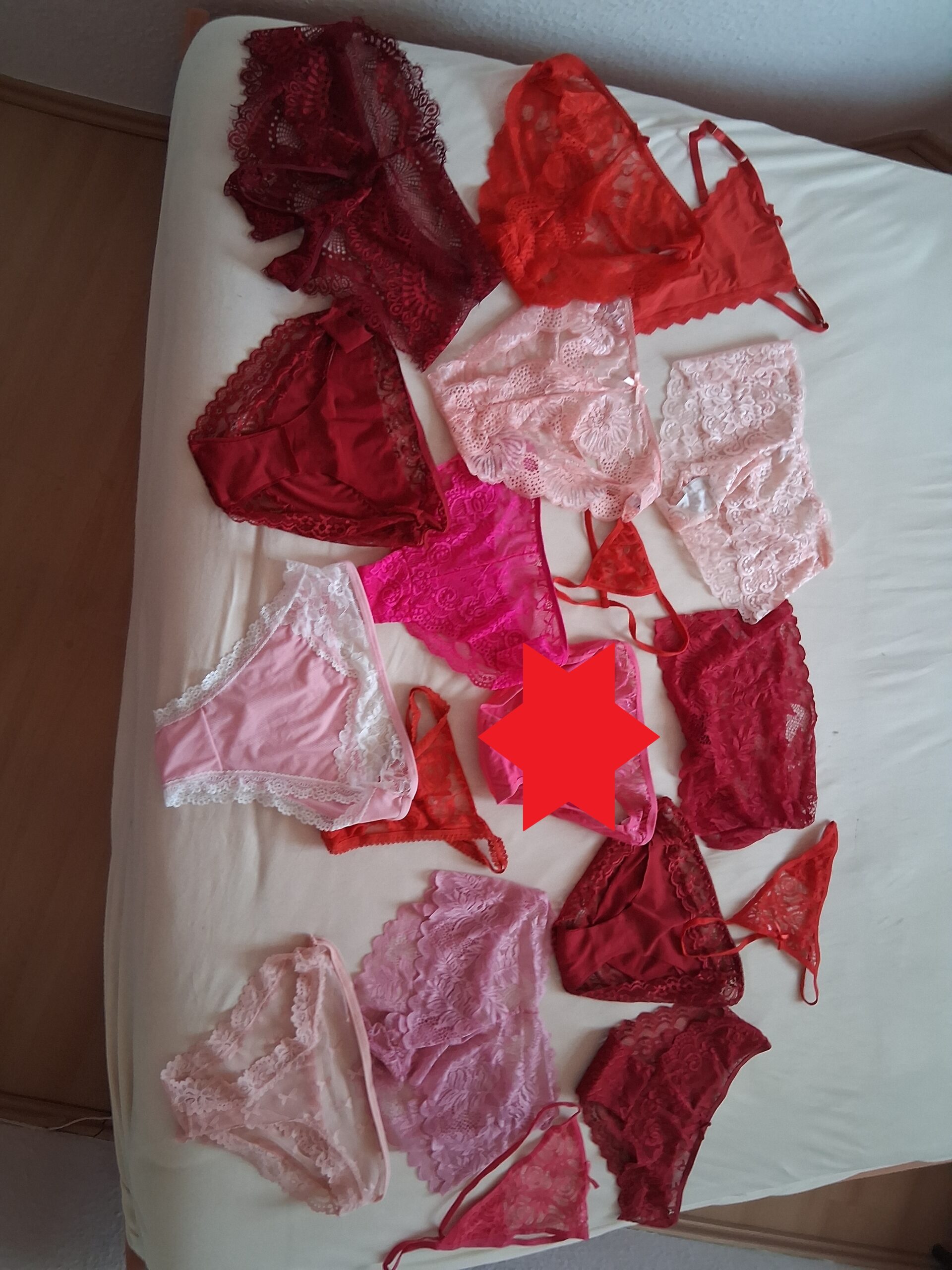 Paar bietet getragene Slips und andere Sexysachen an