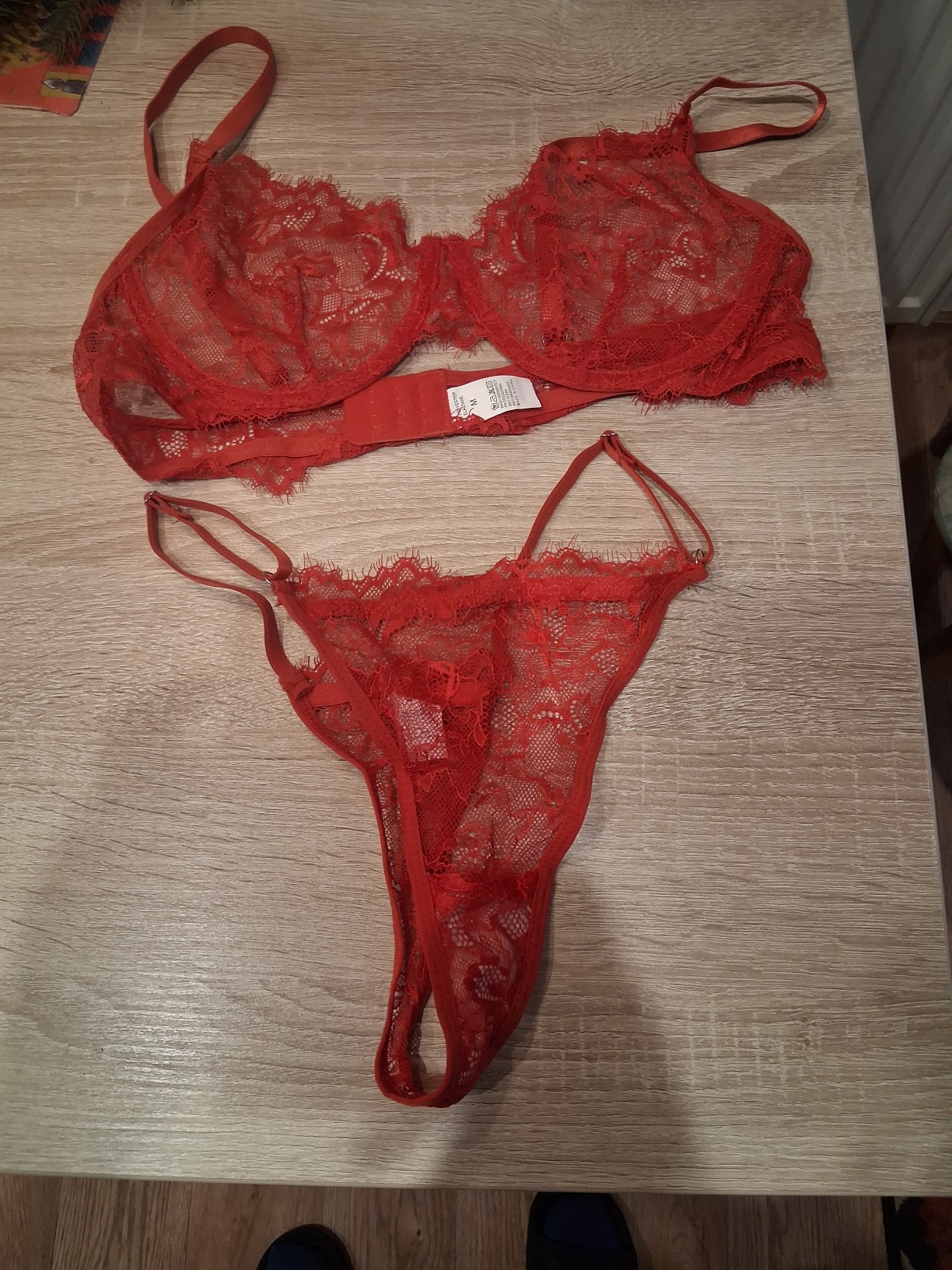 Paar bietet getragene Slips und andere Sexysachen an