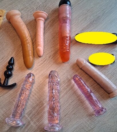 Paar bietet von ihr oder ihm benutzte Dildos an