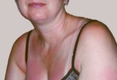 devot lasziv reife Milf für Herrenrunde