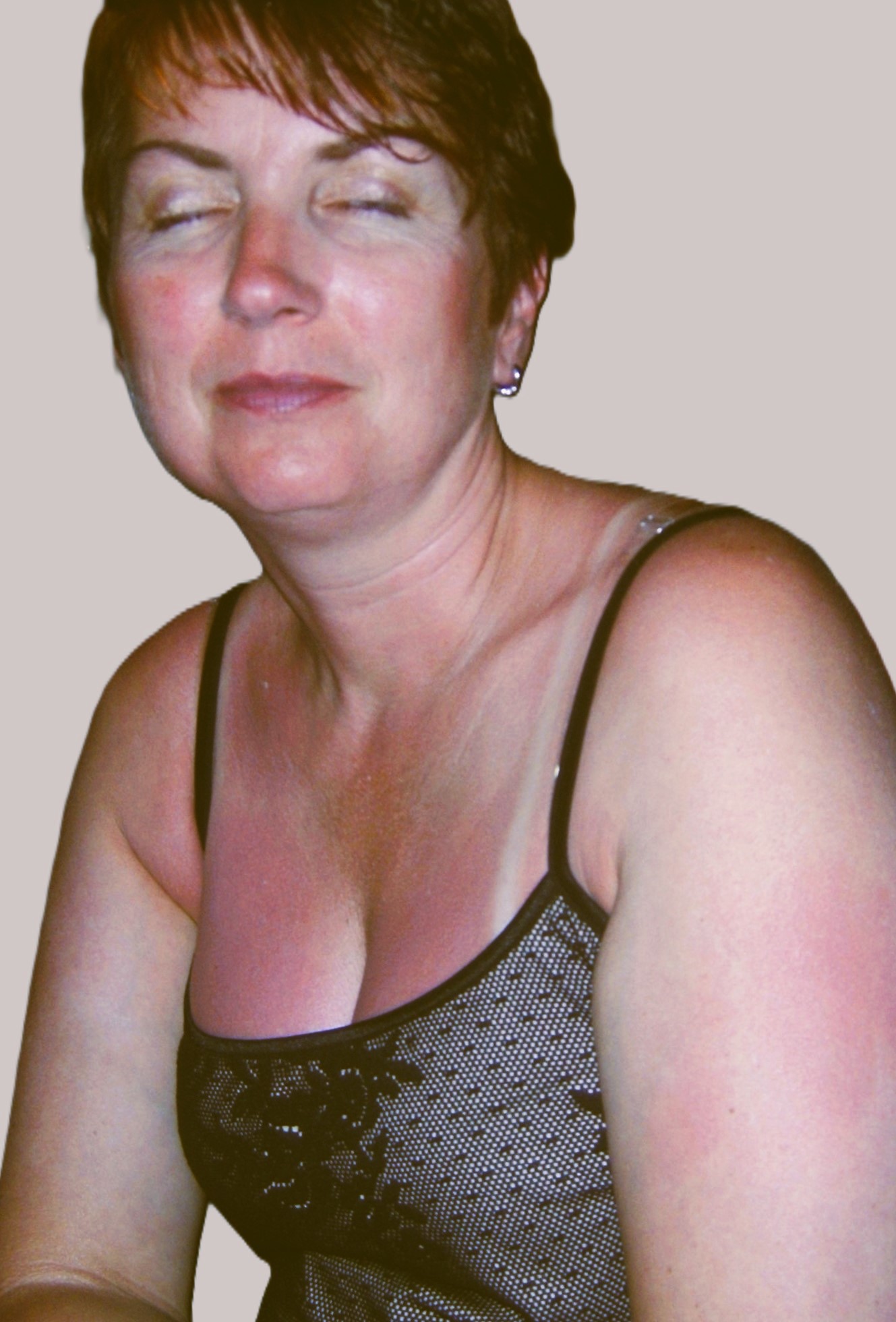 devot lasziv reife Milf für Herrenrunde